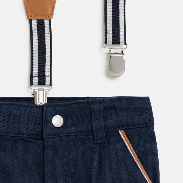 بنطال بكسرات وحمالات باللون الأزرق للأولاد الصغار